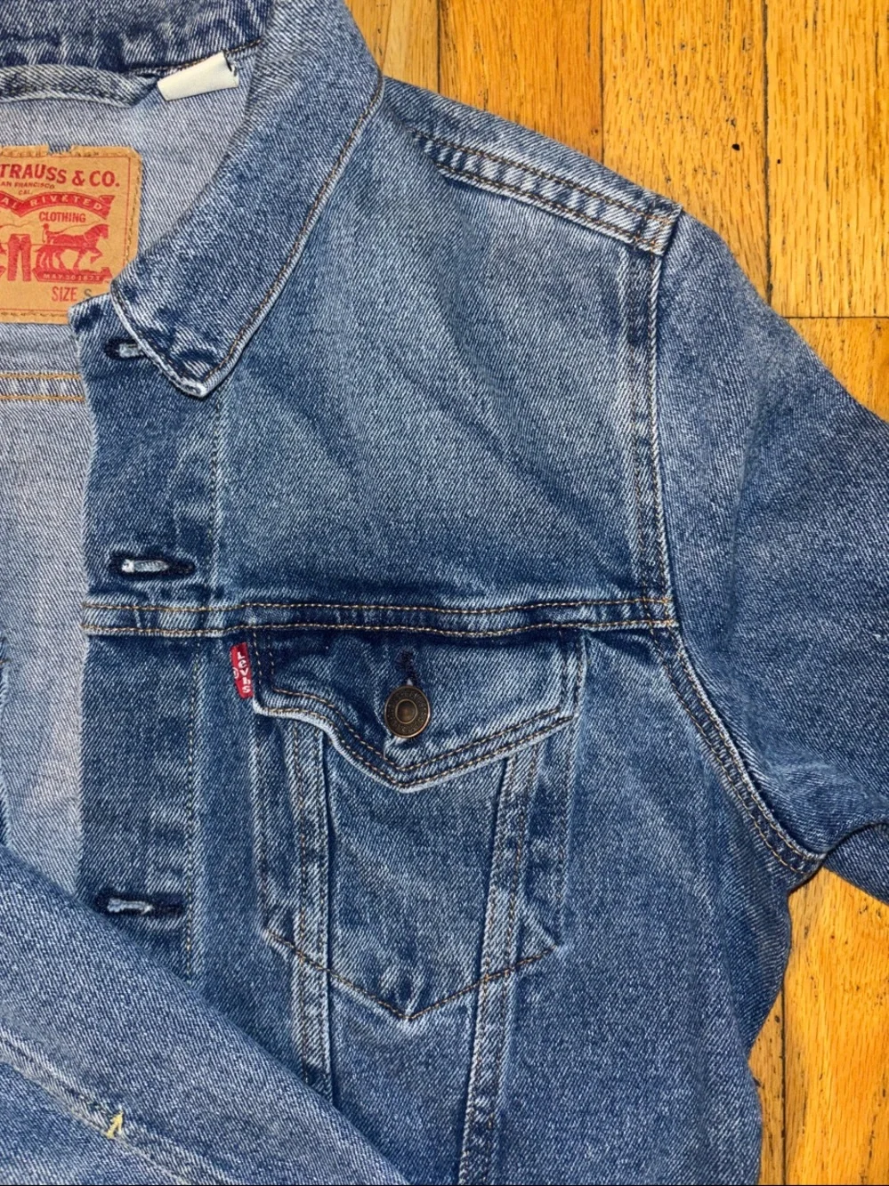 Levi's Classic Medium Wash Denim Trucker Jacket - Small